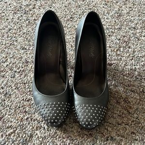 4 inch silver heels. Silver studs on toe. Size 9W. Walking Cradles brand.